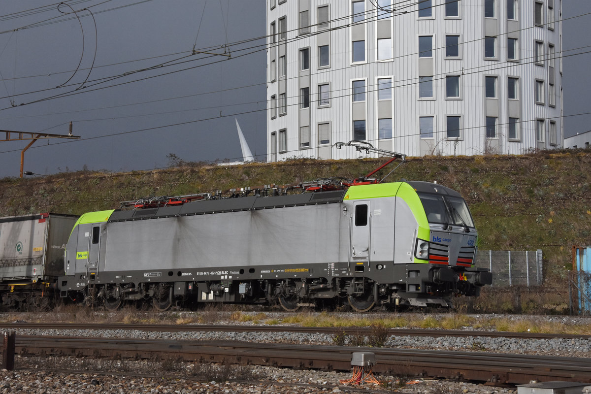 Siemens Vectron 475 422-2 der BLS durchfährt den Bahnhof Pratteln. Die Aufnahme stammt vom 25.01.2021.