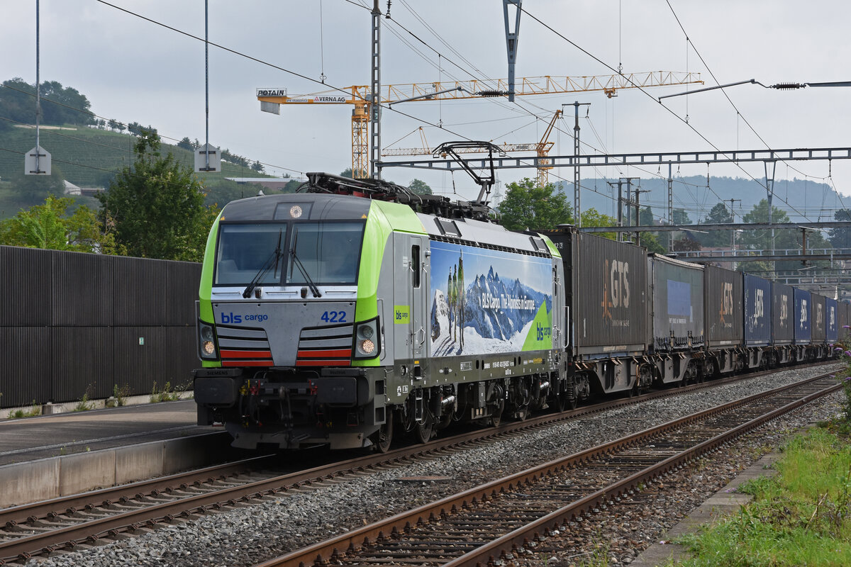 Siemens Vectron 475 422-2 der BLS durchfährt den Bahnhof Gelterkinden. Die Aufnahme stammt vom 17.08.2021.