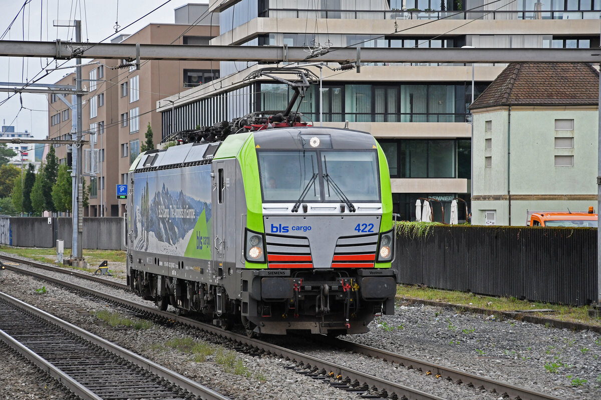 Siemens Vectron 475 422-2 der BLS durchfährt am 29.08.2023 solo den Bahnhof Pratteln.