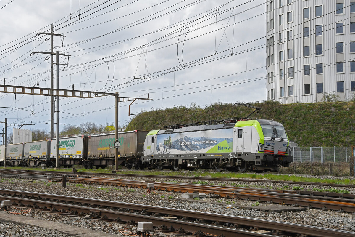 Siemens Vectron 475 423-0 der BLS durchfährt am 31.03.2023 den Bahnhof Pratteln.
