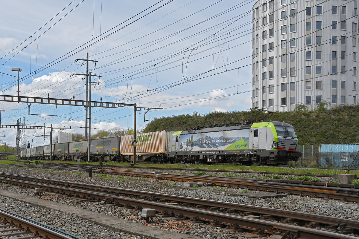 Siemens Vectron 475 423-0 der BLS durchfährt am 14.04.2023 den Bahnhof Pratteln.