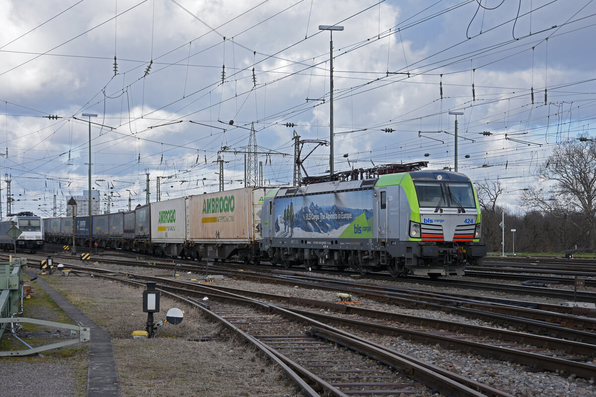 Siemens Vectron 475 424-8 der BLS durchfährt den badischen Bahnhof. Die Aufnahme stammt vom 25.02.2022.