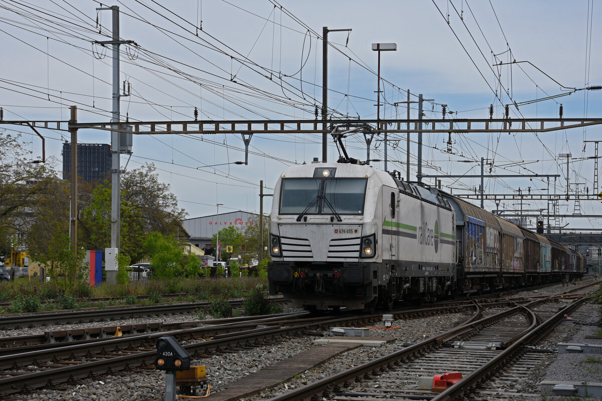 Siemens Vectron 475 455-1 von railCare durchfährt den Bahnhof Pratteln. Die Aufnahme stammt vom 29.04.2022.
