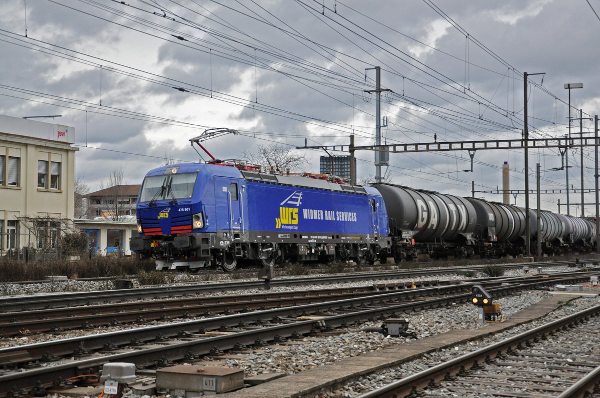 Siemens Vectron 475 901-5 der WRS durchfährt den Bahnhof Pratteln. Die Aufnahme stammt vom 13.01.2021.