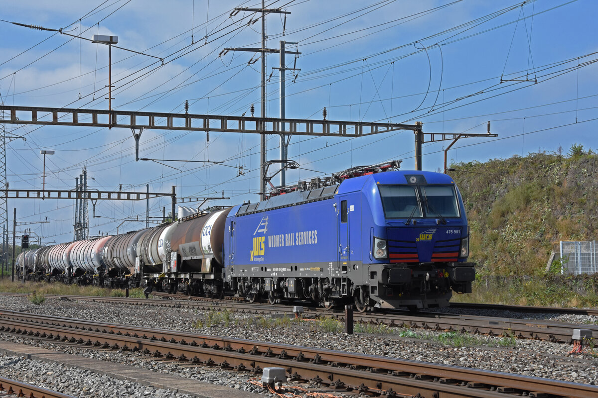Siemens Vectron 475 901-5 der WRS durchfährt den Bahnhof Pratteln. Die Aufnahme stammt vom 21.09.2021.