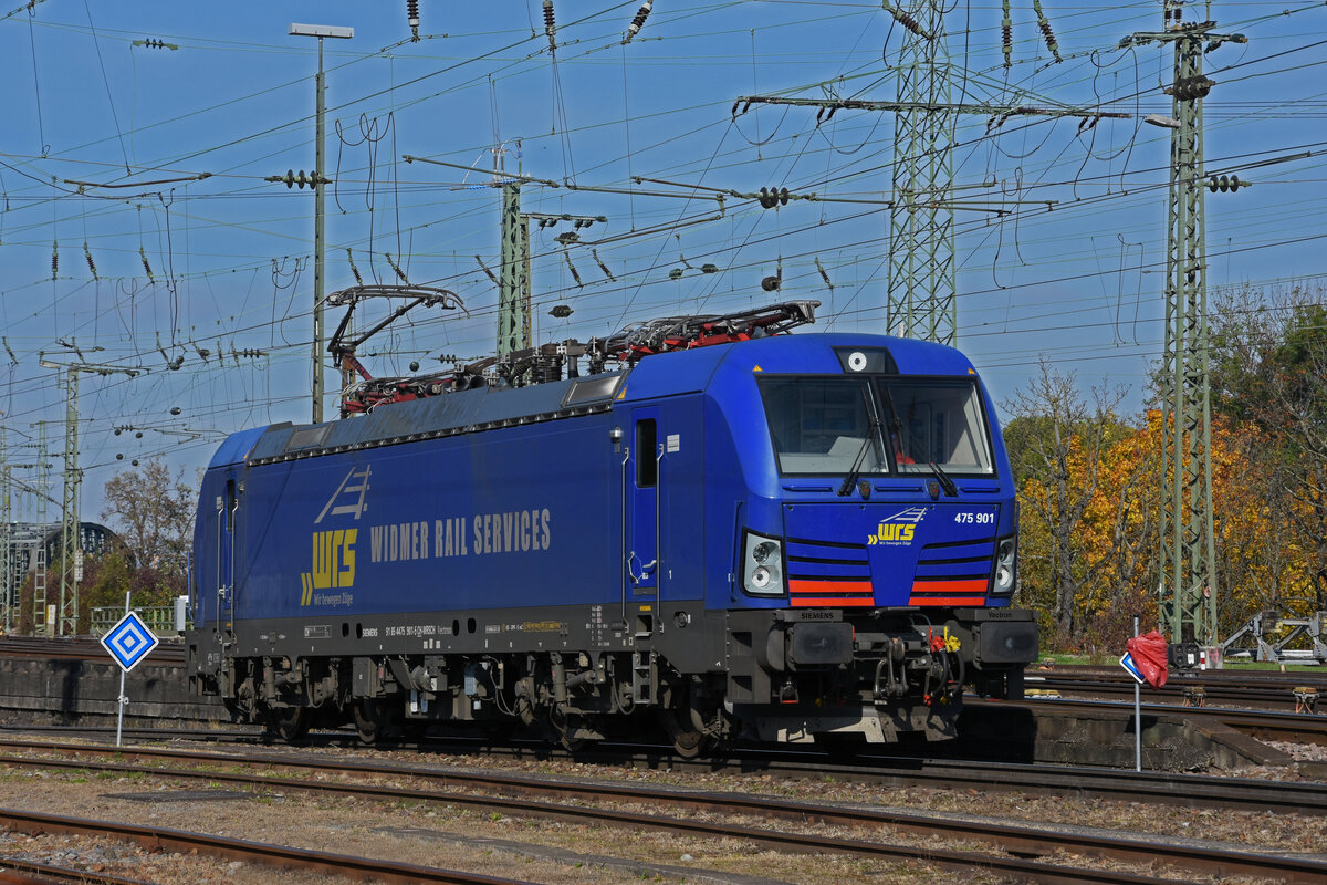 Siemens Vectron 475 901-5 der WRS durchfährt solo den badischen Bahnhof. Die Aufnahme stammt vom 27.10.2021.