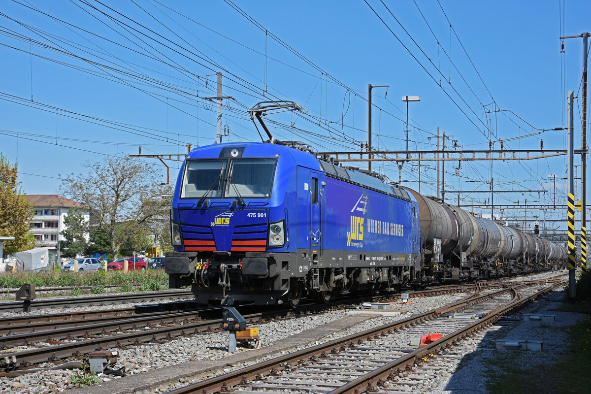 Siemens Vectron 475 901-5 der WRS durchfährt den Bahnhof Pratteln. Die Aufnahme stammt vom 27.04.2022.