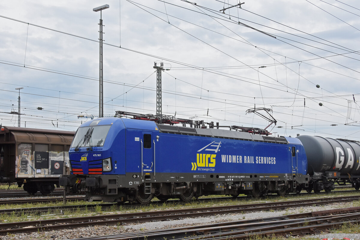 Siemens Vectron 475 901-5 der WRS durchfährt den badischen Bahnhof. Die Aufnahme stammt vom 29.07.2022.
