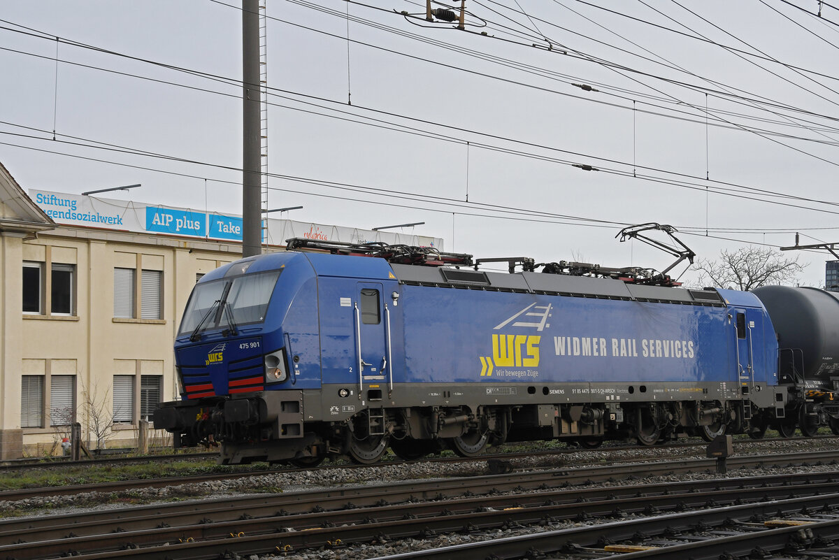 Siemens Vectron 475 901-5 der WRS durchfährt am 30.12.2022 den Bahnhof Pratteln.