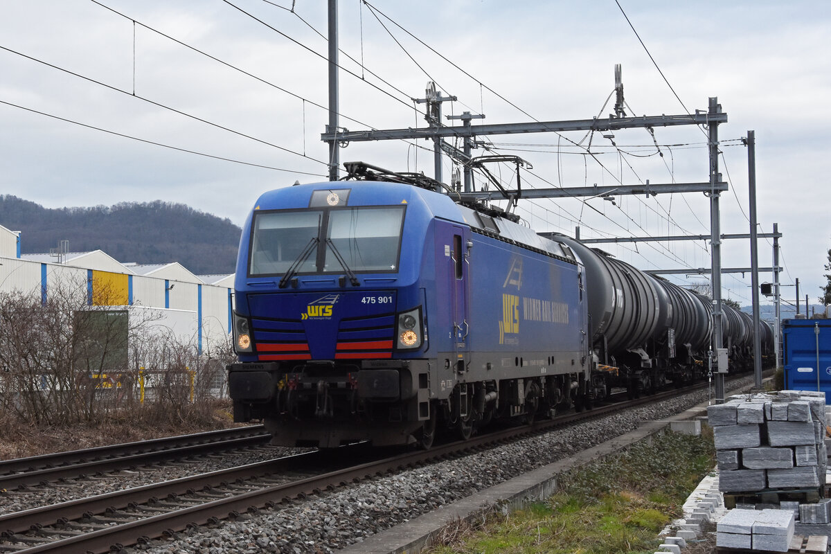 Siemens Vectron 475 901-5 der WRS fährt am 16.02.2024 Richtung Bahnhof Lausen.