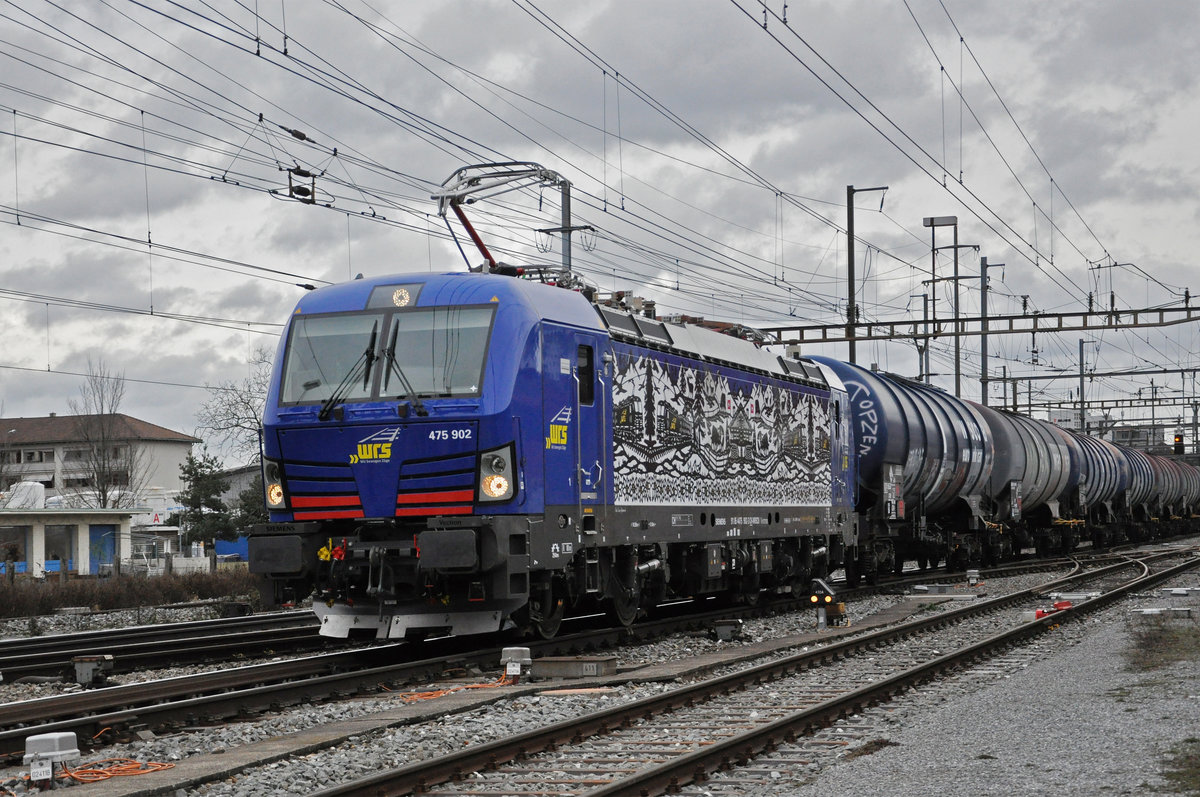 Siemens Vectron 475 902-3 der WRS, durchfährt den Bahnhof Pratteln. Die Aufnahme stammt vom 13.01.2021.