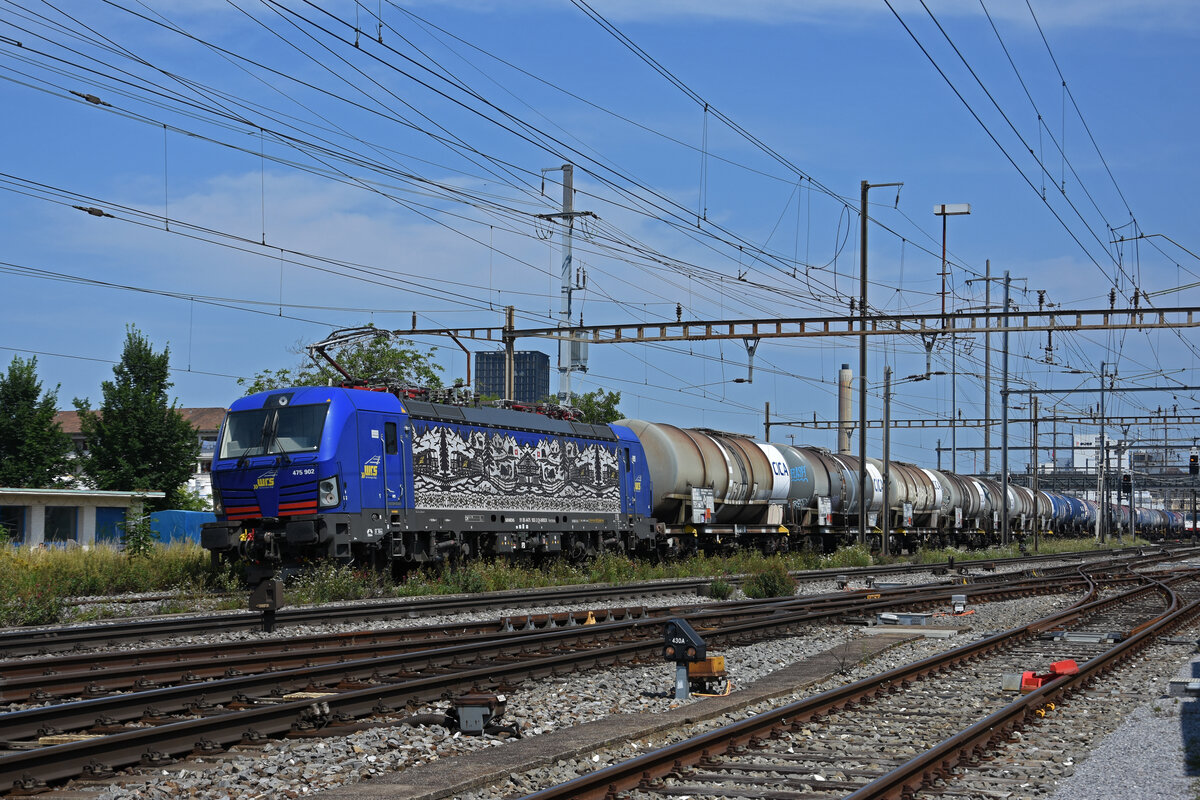 Siemens Vectron 475 902-3 der WRS durchfährt den Bahnhof Pratteln. Die Aufnahme stammt vom 23.07.2021.