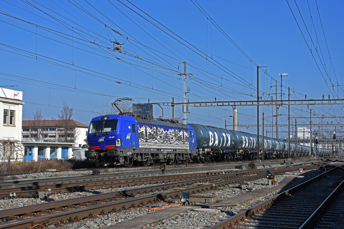 Siemens Vectron 475 902-3 der WRS durchfährt den Bahnhof Pratteln. Die Aufnahme stammt vom 03.03.2022.