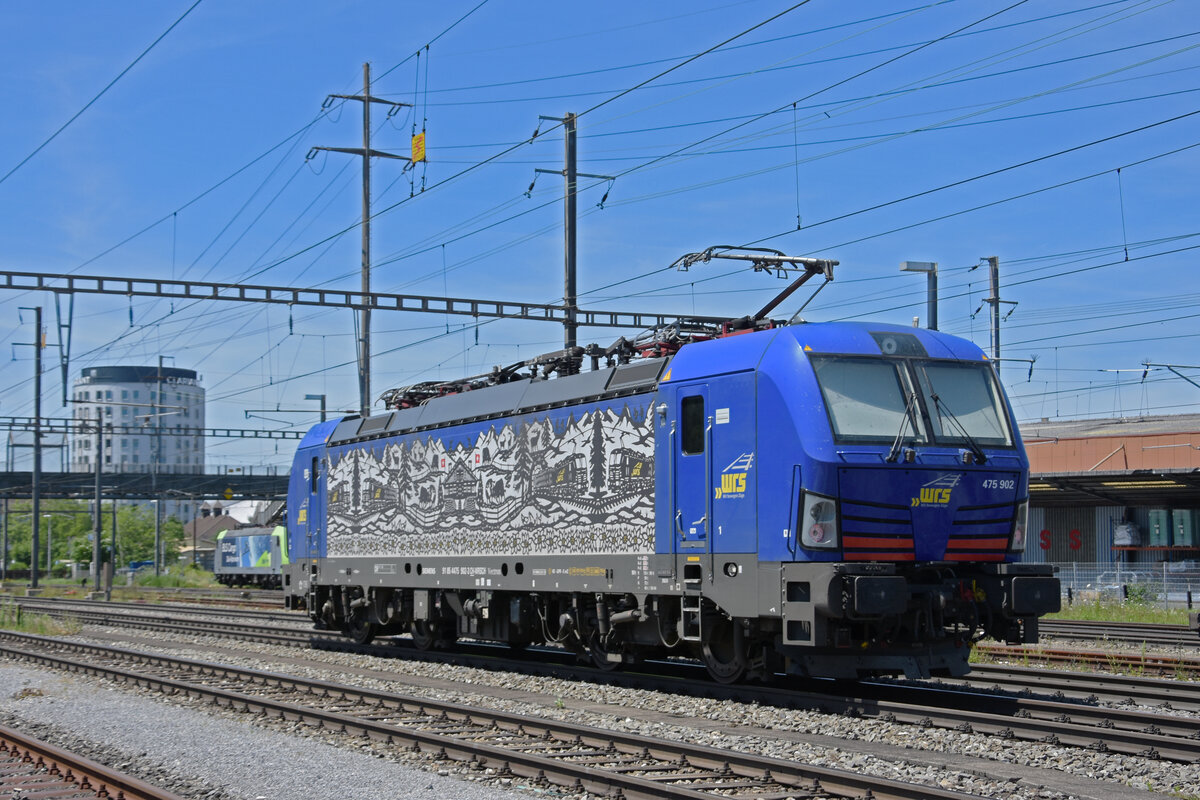 Siemens Vectron 475 902-3 der WRS durchfährt solo den Bahnhof Pratteln. Die Aufnahme stammt vom 14.06.2022.