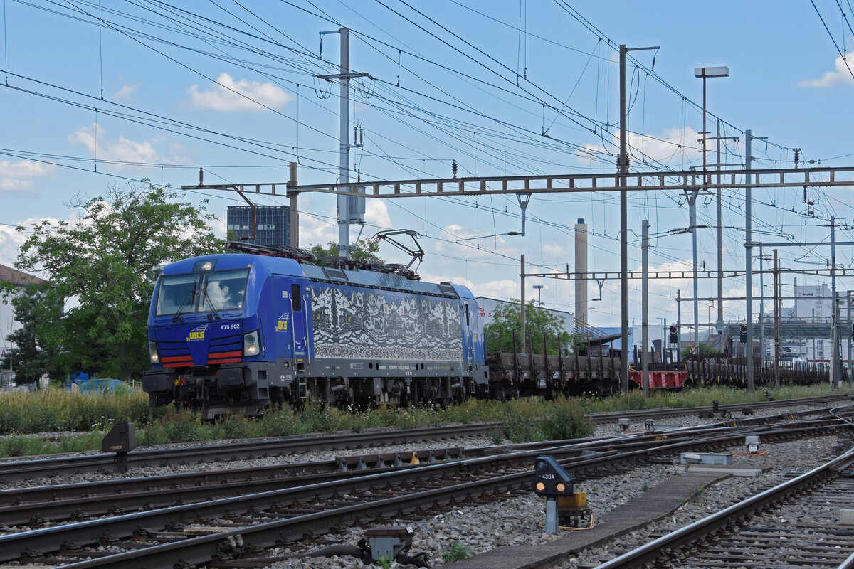 Siemens Vectron 475 902-3 der WRS durchfährt am 05.07.2022 den Bahnhof Pratteln.