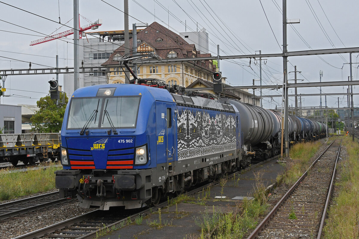 Siemens Vectron 475 902-3 der WRS durchfährt am 29.08.2023 den Bahnhof Pratteln.