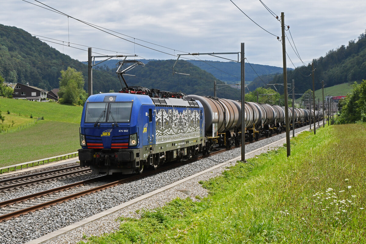 Siemens Vectron 475 902-3 der WRS fährt am 27.07.2023 Richtung Bahnhof Gelterkinden.