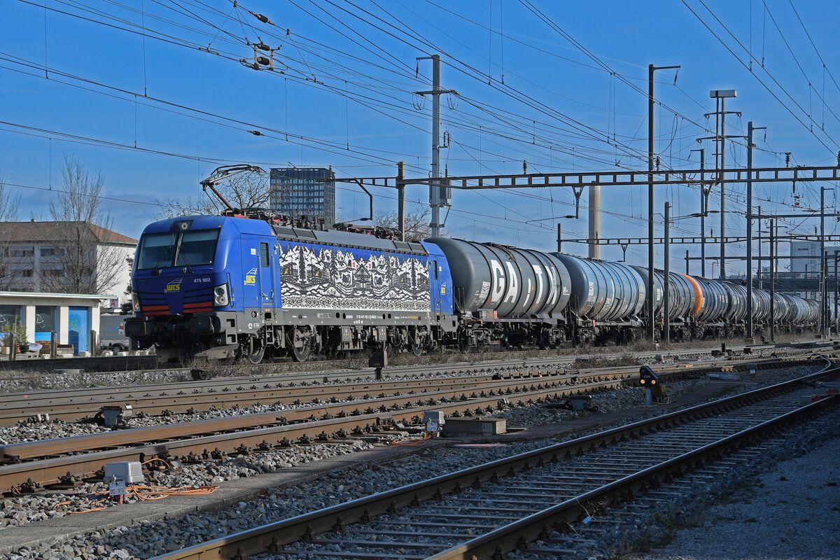 Siemens Vectron 475 902-3 der WRS durchfährt am 05.02.2024 den Bahnhof Pratteln.