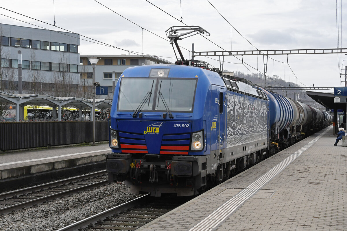 Siemens Vectron 475 902-3 der WRS durchfährt am 08.02.2024 den Bahnhof Pratteln.