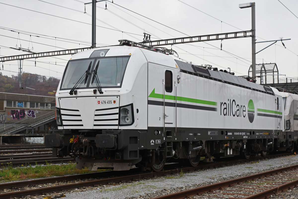 Siemens Vectron 476 055-1 wartet auf einem Abstellgleis beim Bahnhof Pratteln auf den nächsten Einsatz. Die Aufnahme stammt vom 10.11.2018.