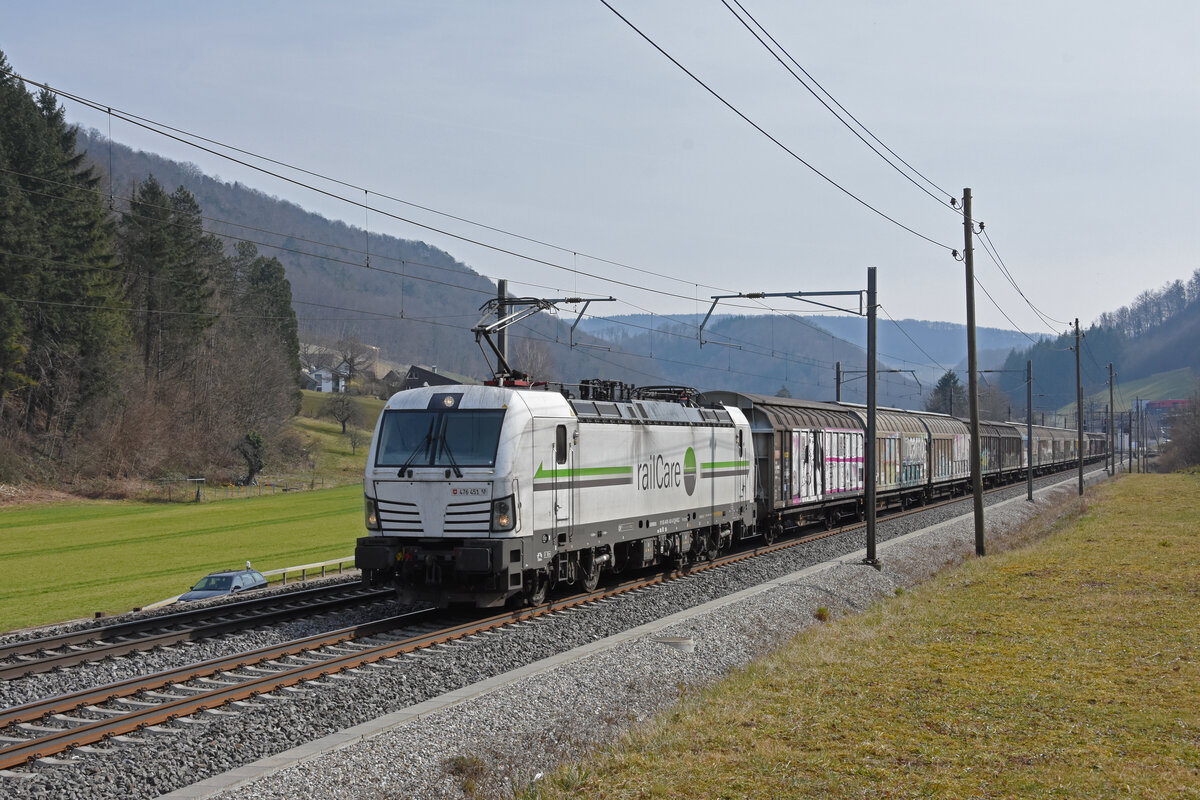 Siemens Vectron 476 451-0 fährt Richtung Bahnhof Gelterkinden. Die Aufnahme stammt vom 12.03.2022.