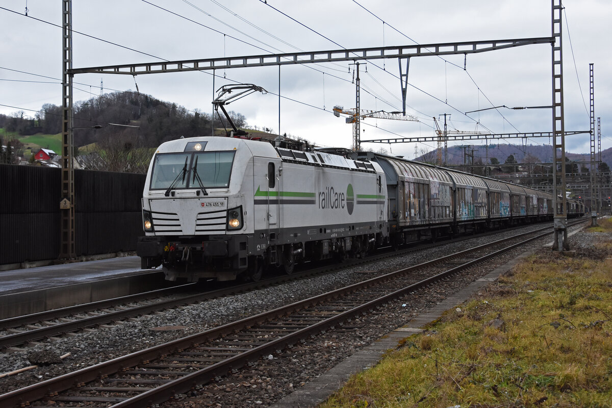 Siemens Vectron 476 451-0 von railCare, durchfährt den Bahnhof Gelterkinden. Die Aufnahme stammt vom 30.12.2021.