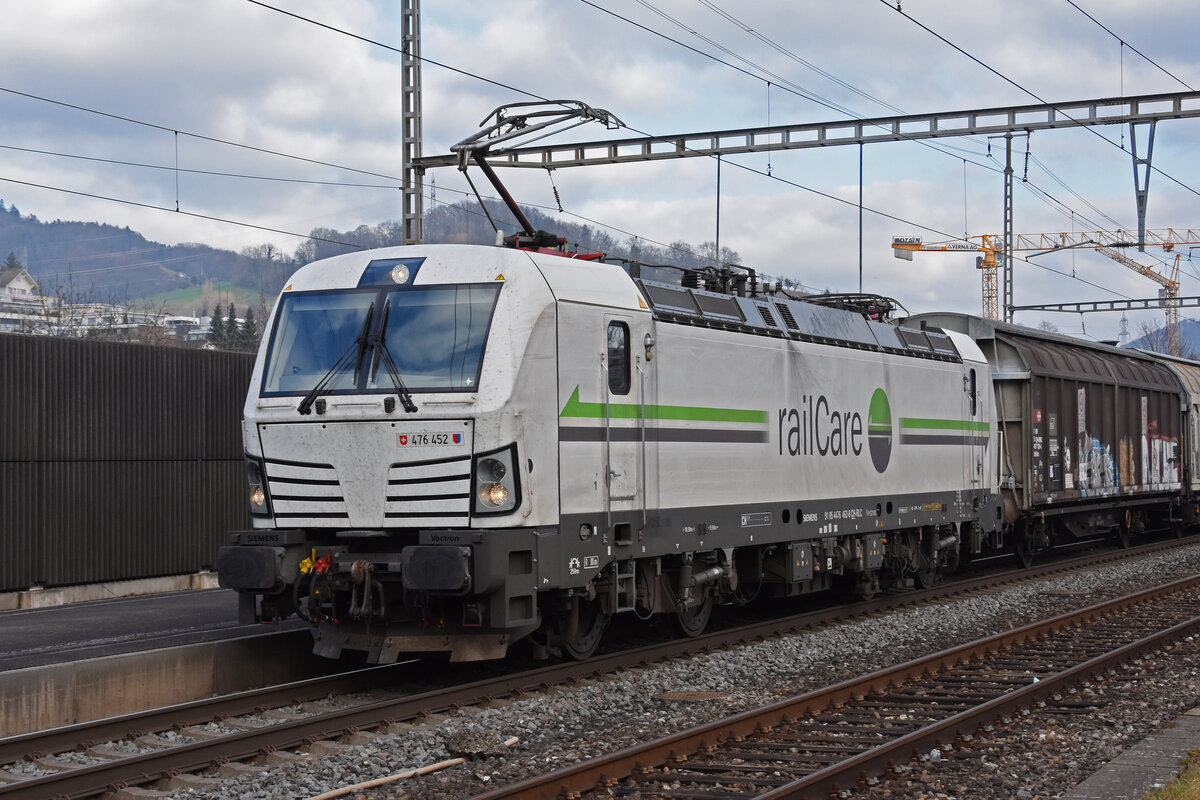 Siemens Vectron 476 452-8 von railCare durchfährt den Bahnhof Gelterkinden. Die Aufnahme stammt vom 11.01.2022.