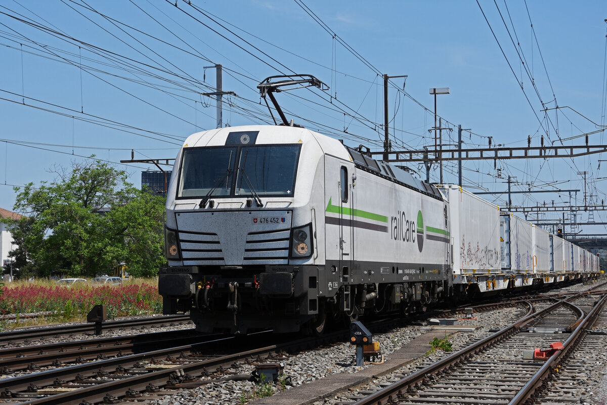 Siemens Vectron 476 452-8 von railCare durchfährt am 09.06.2023 den Bahnhof Pratteln.