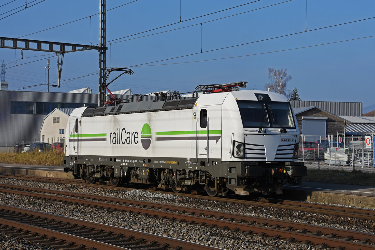 Siemens Vectron 476 453-6 von railCare durchfährt solo den Bahnhof Rupperswil. Die Aufnahme stammt vom 13.01.2022.