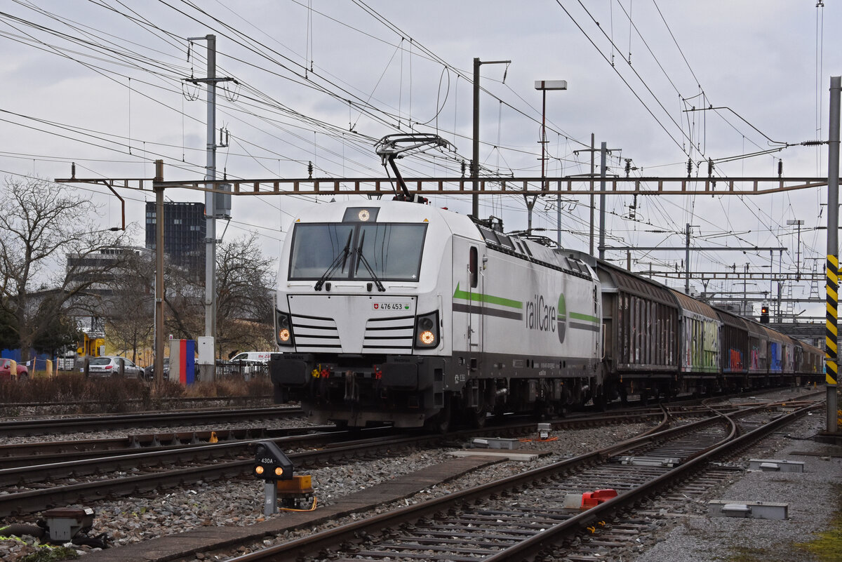 Siemens Vectron 476 453-6 von railCare durchfährt den Bahnhof Pratteln. Die Aufnahme stammt vom 17.01.2022.