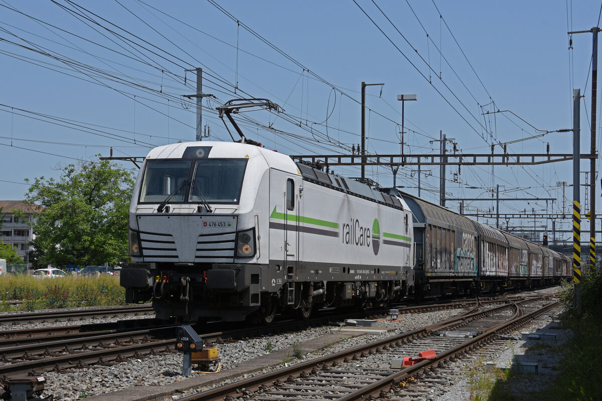 Siemens Vectron 476 453-6 von railCare durchfährt am 15.06.2022 den Bahnhof Pratteln.