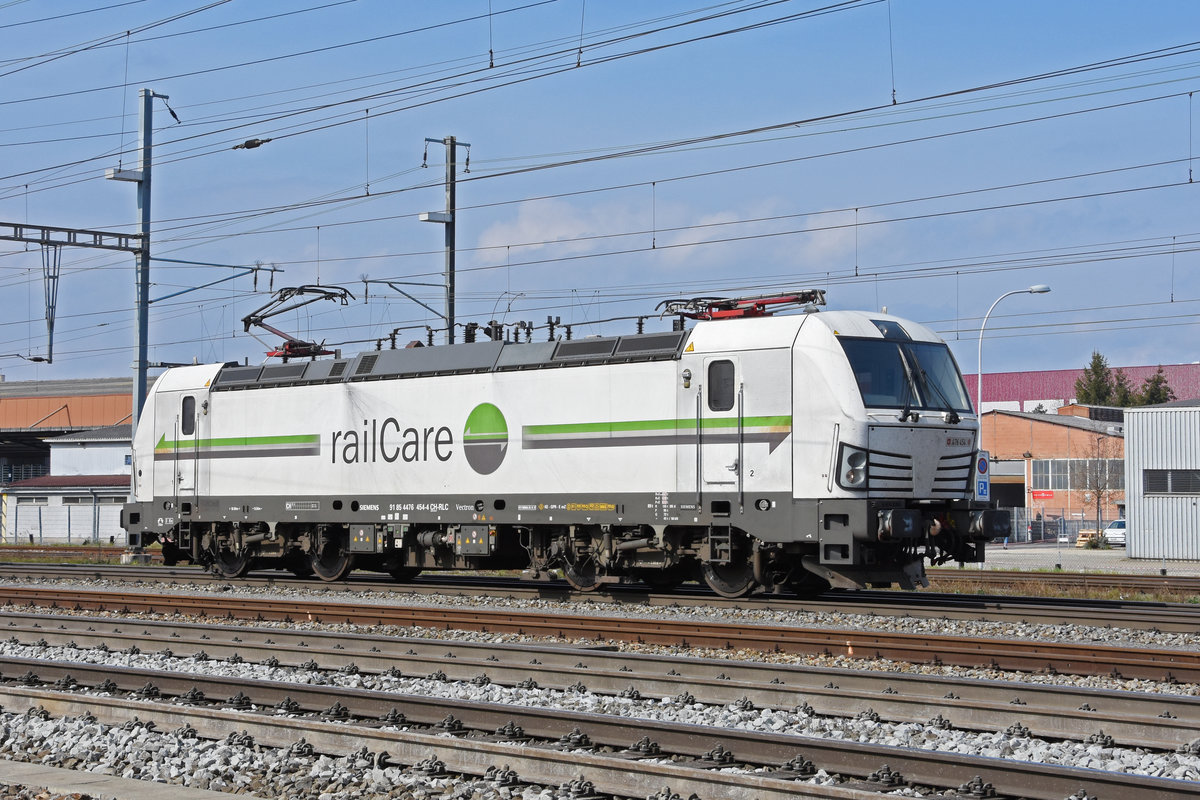 Siemens Vectron 476 454-4 von railCare durchfährt den Bahnhof Pratteln. Die Aufnahme stammt vom 10.03.2021.