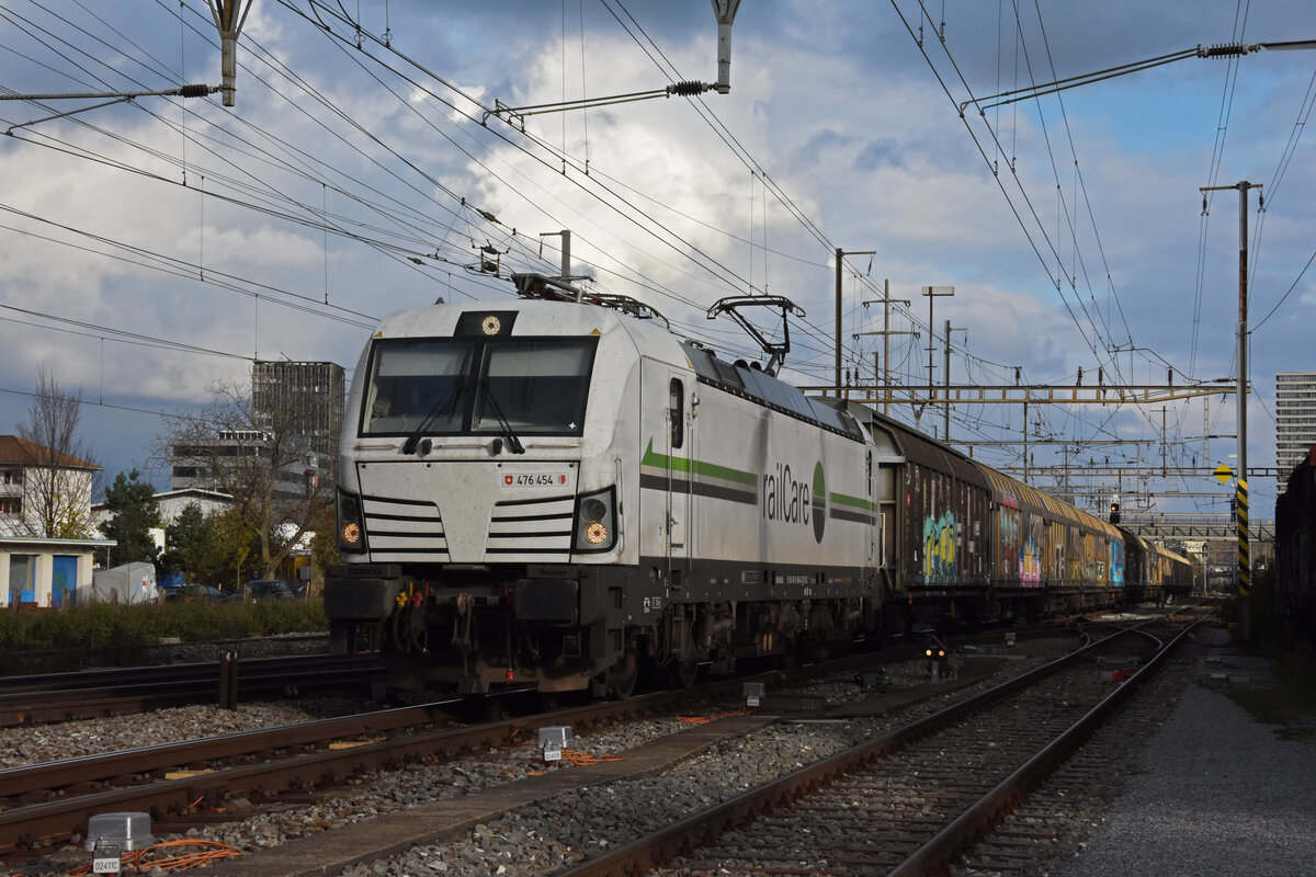 Siemens Vectron 476 454-4 von railCare durchfährt den Bahnhof Pratteln. Die Aufnahme stammt vom 05.11.2021.