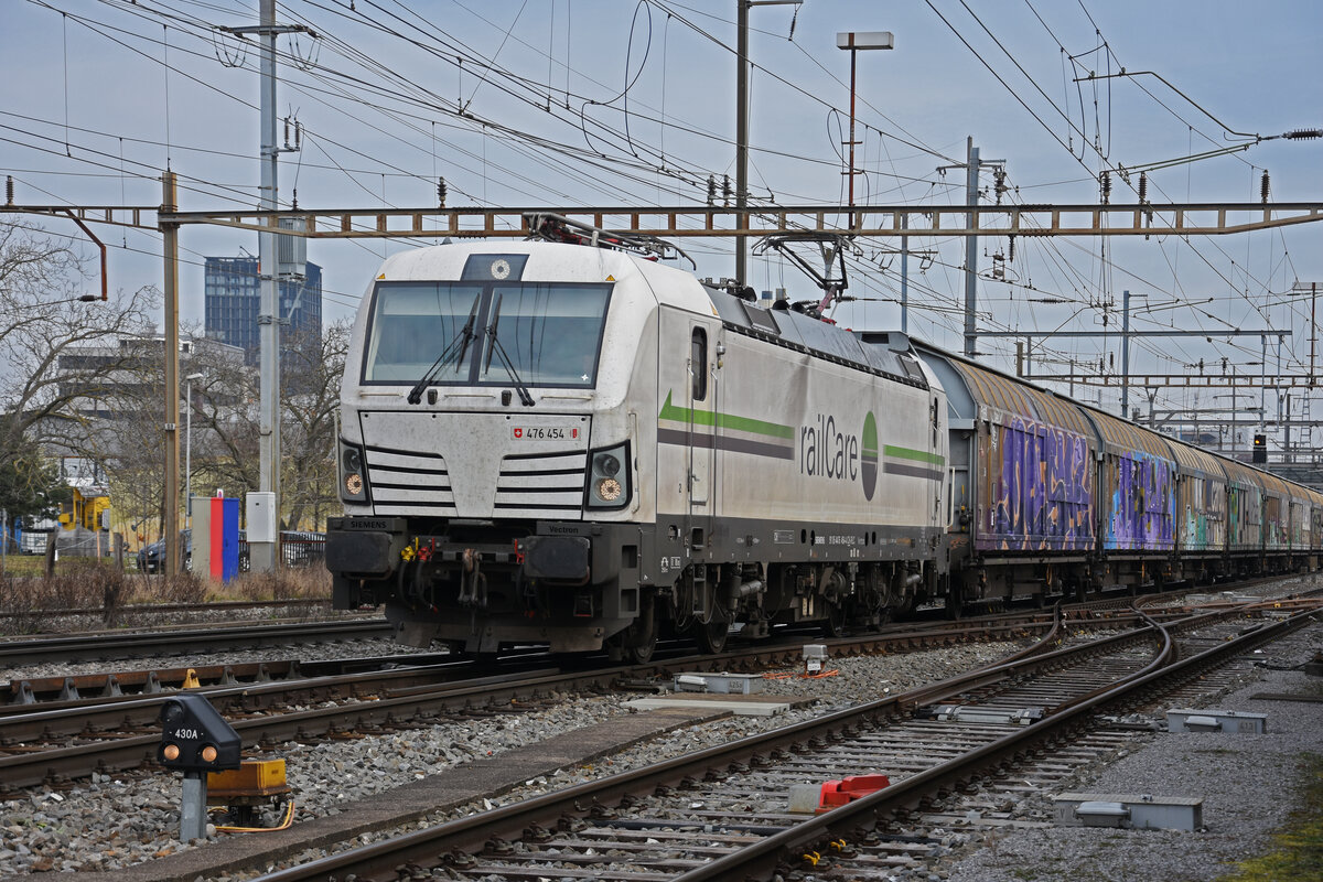 Siemens Vectron 476 454-4 von railCare durchfährt den Bahnhof Pratteln. Die Aufnahme stammt vom 02.03.2022.