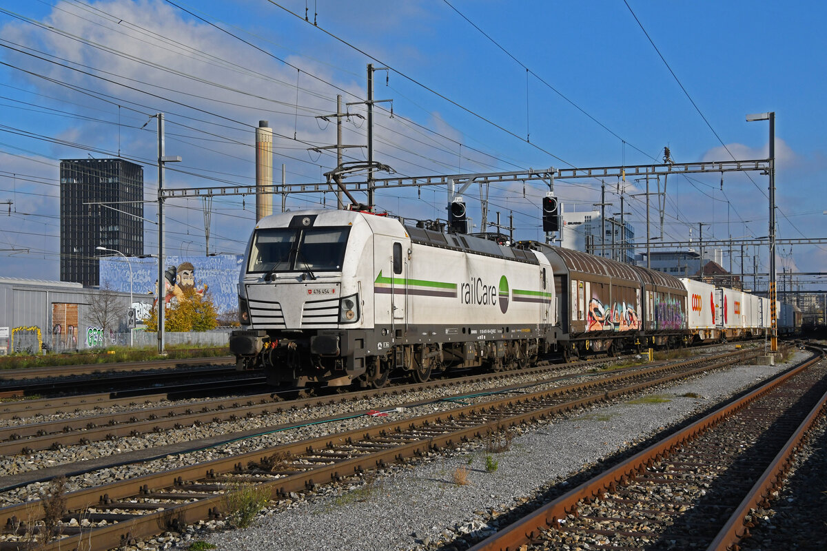 Siemens Vectron 476 454-4 von railCare durchfährt am 07.12.2022 den Bahnhof Pratteln.