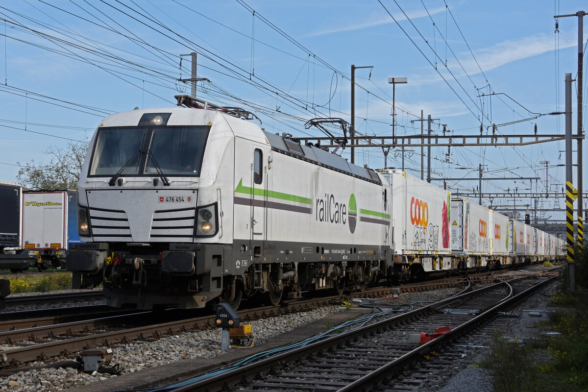 Siemens Vectron 476 454-4 von railCare durchfährt am 19.10.2022 den Bahnhof Pratteln.
