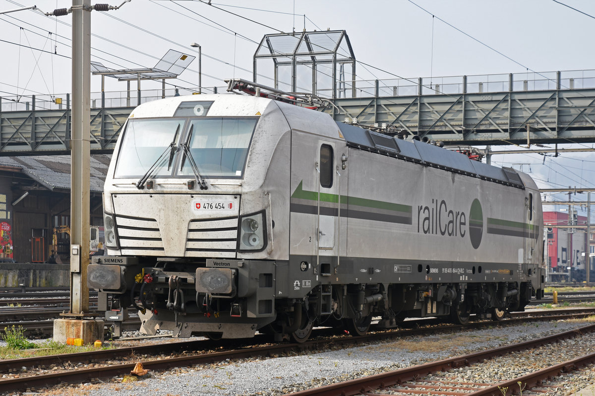 Siemens Vectron 476 454-4 wartet auf einem Abstellgleis beim Bahnhof Pratteln auf den nächsten Einsatz. Die Aufnahme stammt vom 20.10.2018.