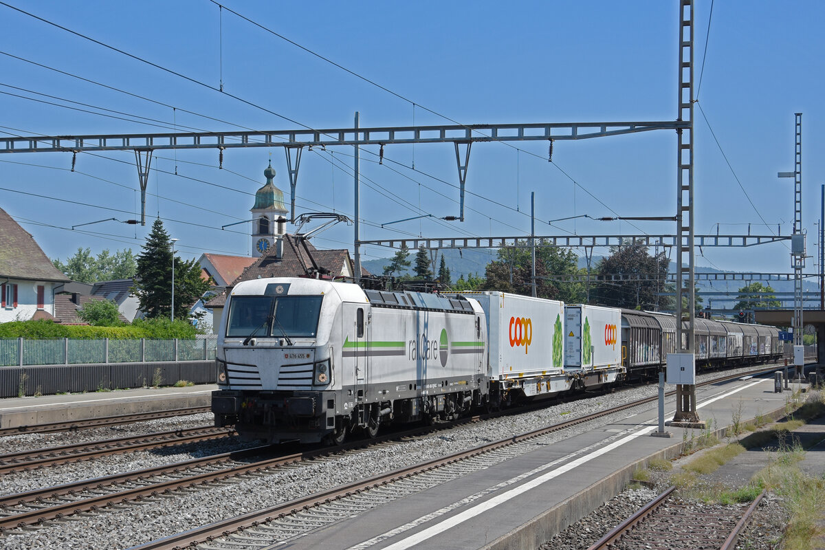 Siemens Vectron 476 455-1 von railCare durchfährt den Bahnhof Rupperswil. Die Aufnahmestammt vom 25.07.2022.