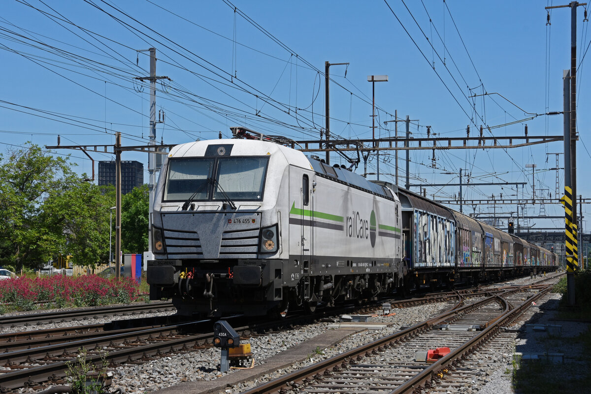 Siemens Vectron 476 455-1 von railCare durchfährt am 13.10.2022 den Bahnhof Pratteln.