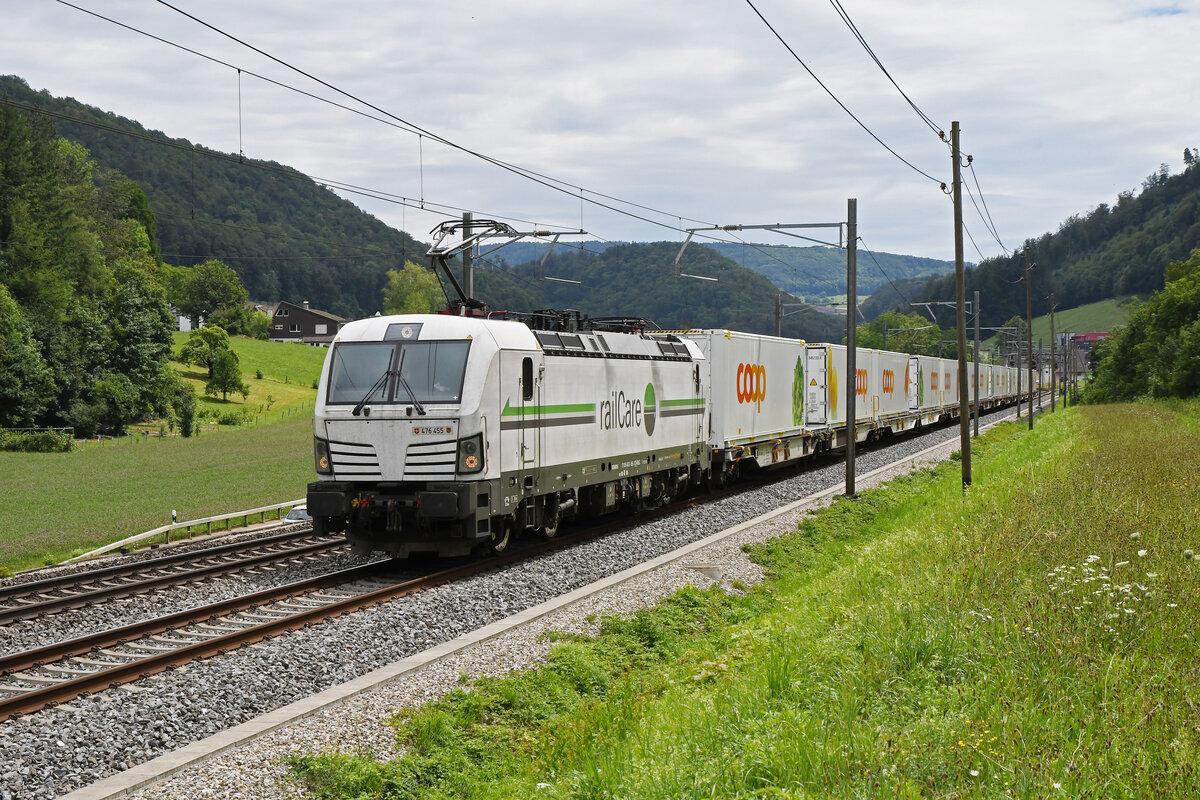 Siemens Vectron 476 455-1 von railCare fährt am 27.07.2023 Richtung Bahnhof Gelterkinden.