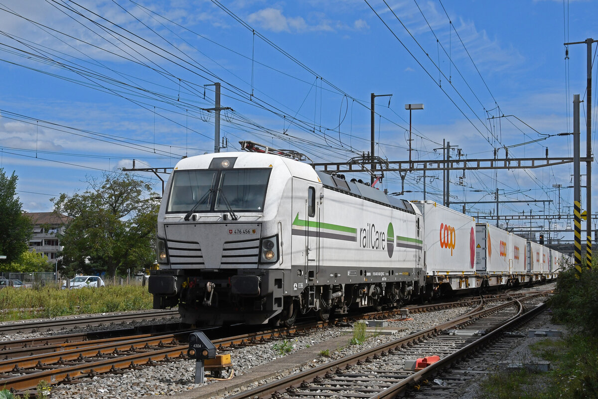 Siemens Vectron 476 456-9 von railCare durchfährt am 01.09.2023 den Bahnhof Pratteln.