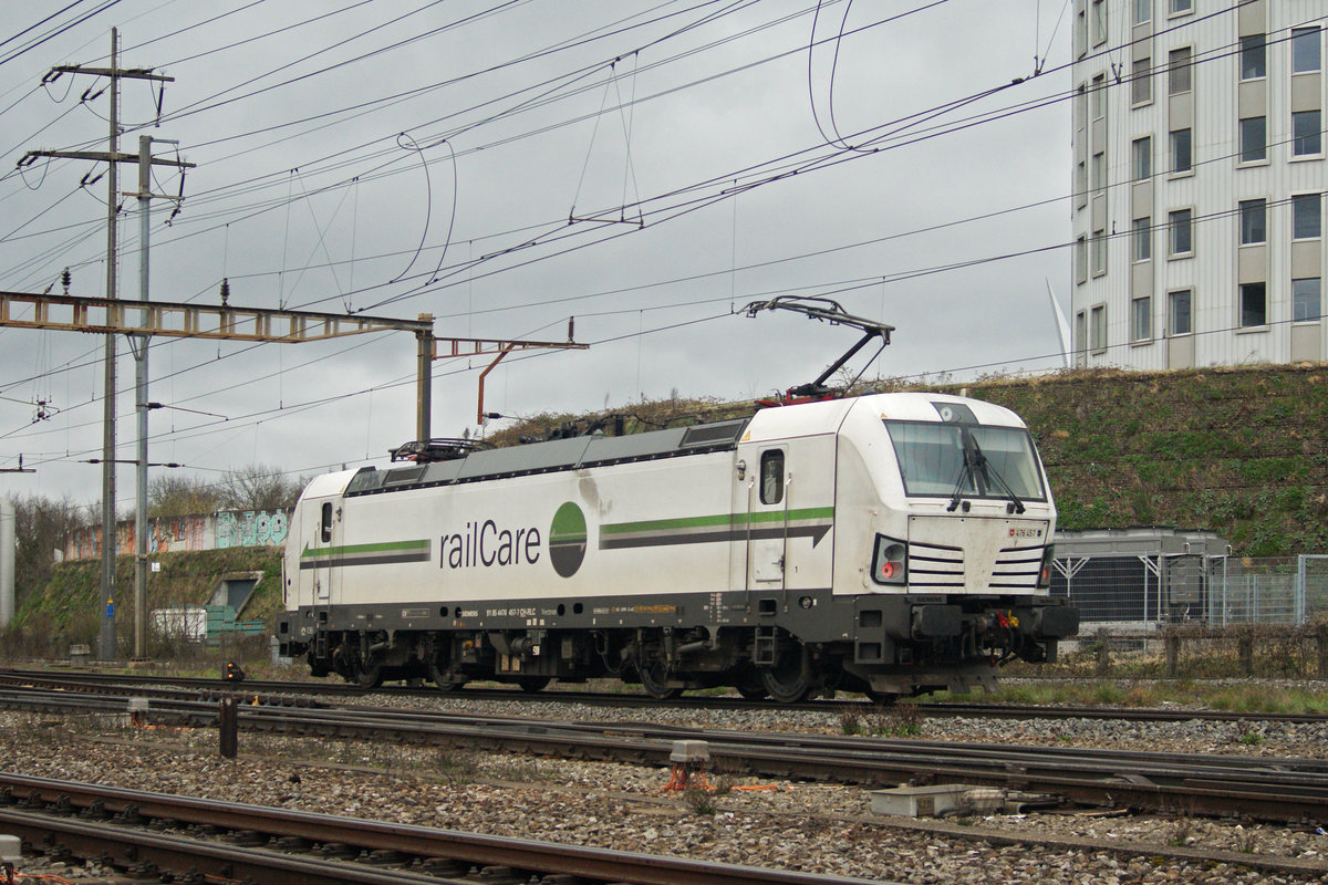 Siemens Vectron 476 457-7 von railCare durchfährt solo den Bahnhof Pratteln. Die Aufnahme stammt vom 14.03.2021.