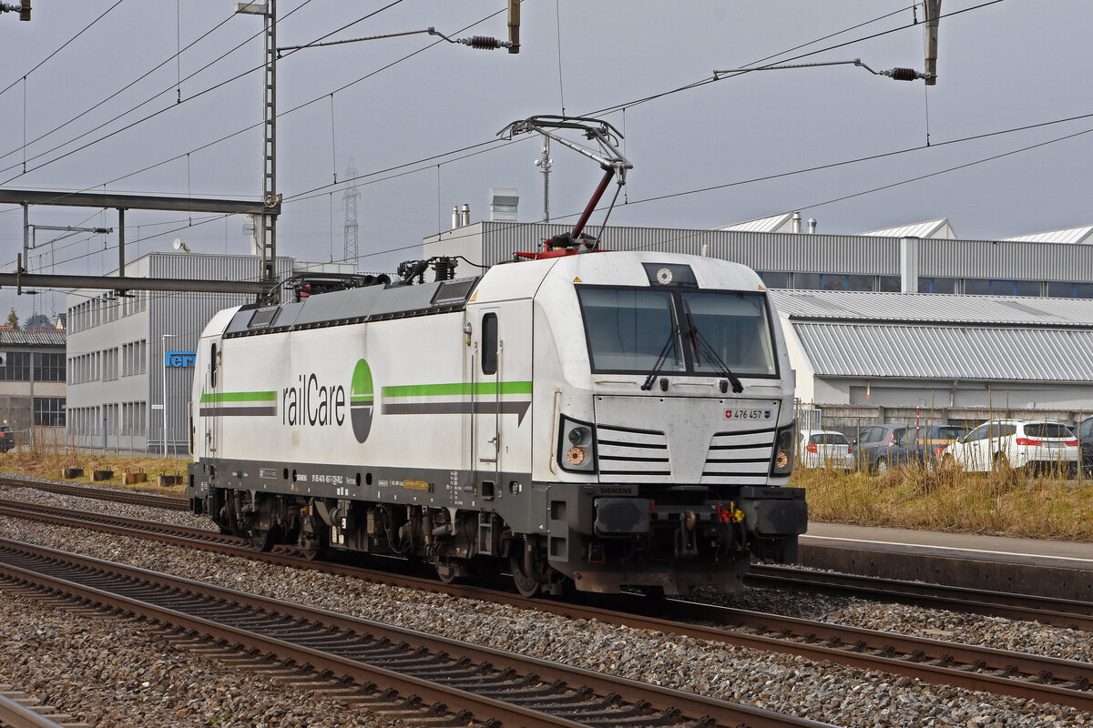 Siemens Vectron 476 457-7 von railCare durchfährt solo den Bahnhof Rupperswil. Die Aufnahme stammt vom 04.02.2022.