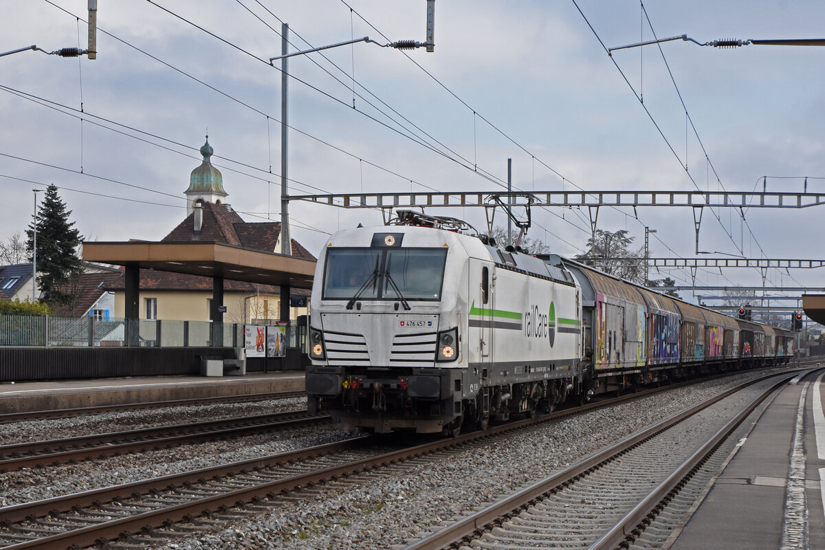 Siemens Vectron 476 457-7 von railCare durchfährt den Bahnhof Rupperswil. Die Aufnahme stammt vom 04.02.2022.