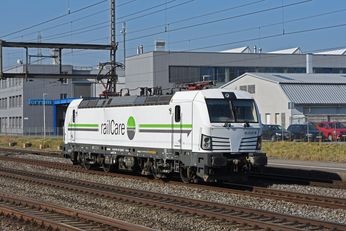 Siemens Vectron 476 457-7 von railCare durchfährt den Bahnhof Rupperswil. Die Aufnahme stammt vom 10.03.2022.