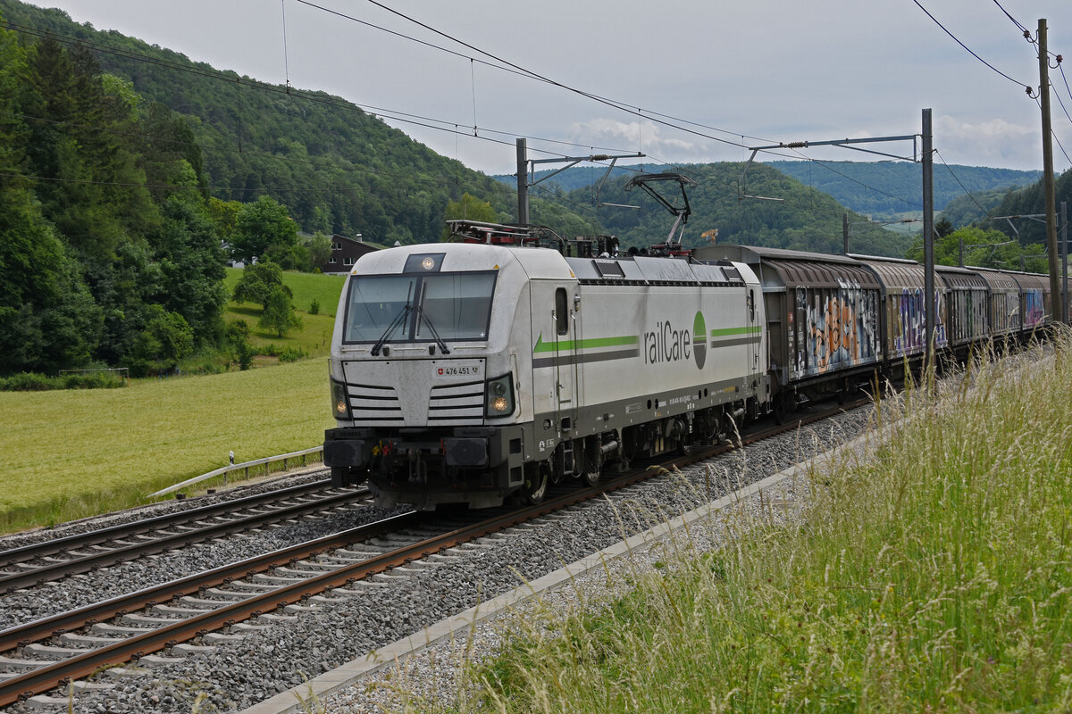 Siemens Vectron 476 541-0 von railCare fährt Richtung Bahnhof Gelterkinden. Die Aufnahme stammt vom 28.05.2022.