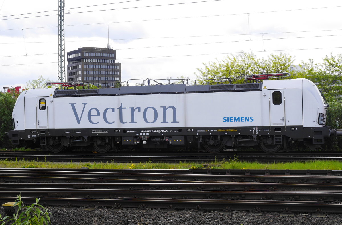 Siemens-Vectron 91 80 6 192 961-1 D-SIEAG in Mönchengladbach Hbf, 12.5.17.