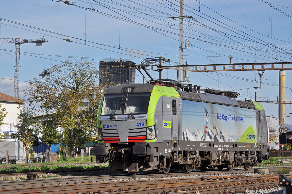 Siemens Vectron der BLS 457 413-1 durchfährt solo den Bahnhof Pratteln. Die Aufnahme stammt vom 24.10.2019.