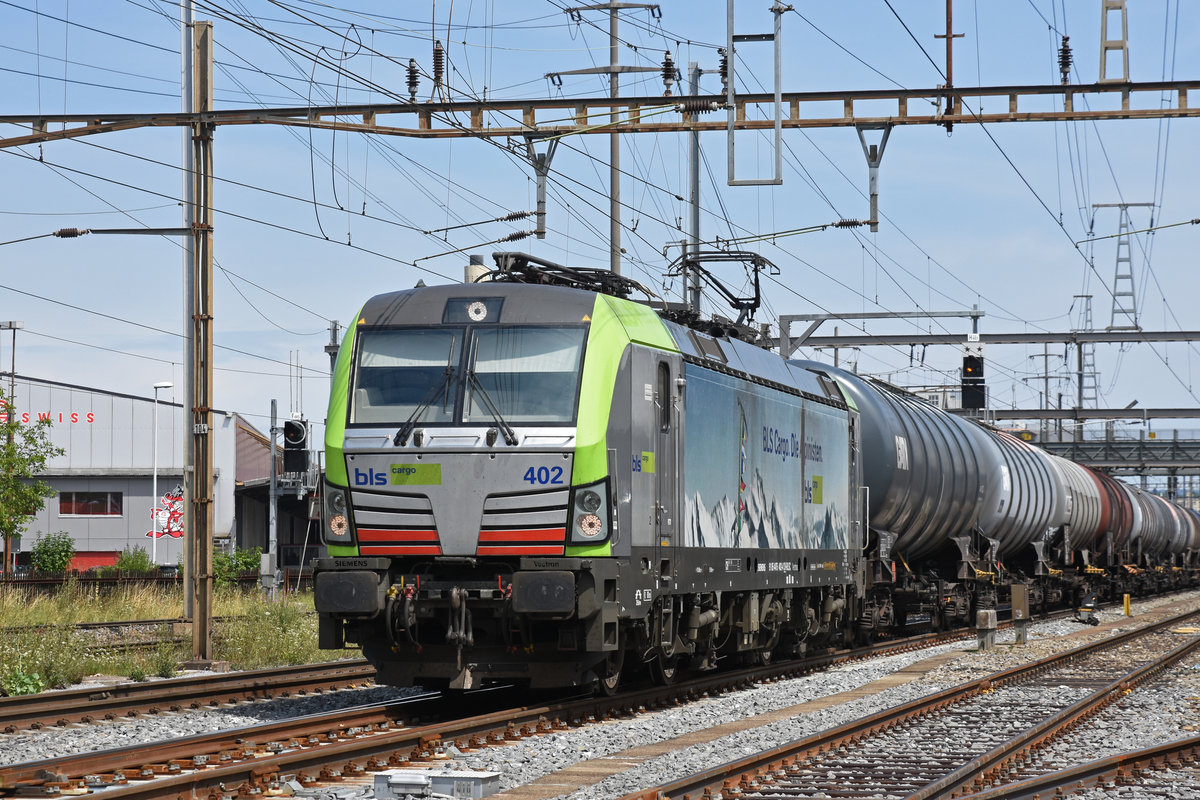 Siemens Vectron der BLS 475 402-4 durchfährt den Bahnhof Pratteln. Die Aufnahme stammt vom 22.07.2019.
