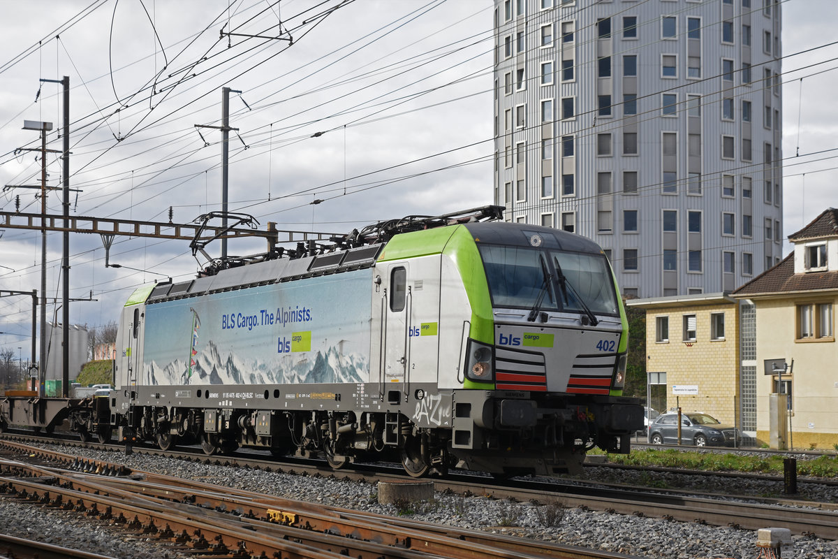 Siemens Vectron der BLS 475 402-4 durchfährt den Bahnhof Pratteln. Die Aufnahme stammt vom 03.03.2020.